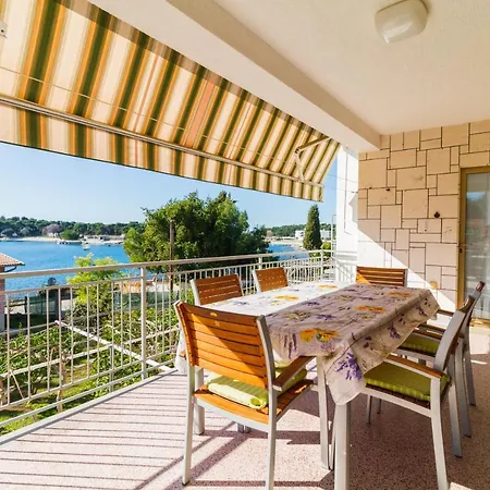 Apartment Lory With A Sea View Near The Pula