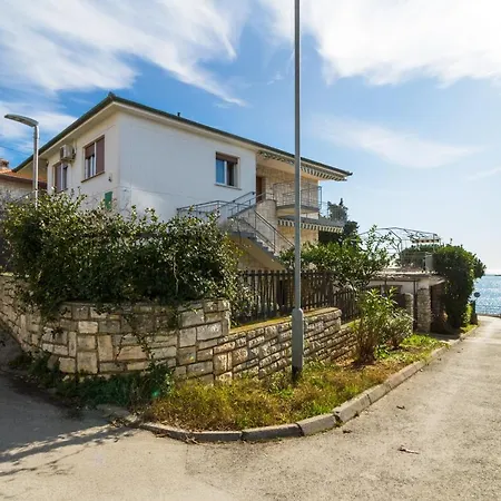 Apartment Lory With A Sea View Near The Pula