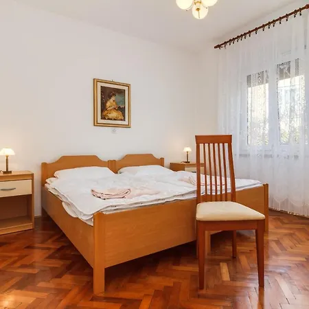 Apartment Lory With A Sea View Near The Pula
